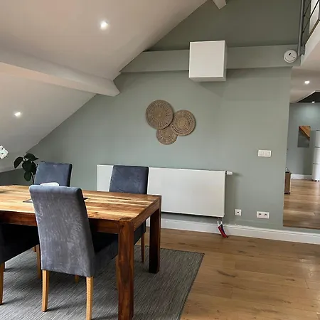 Peaceful Close To Airport With Parking Holiday home