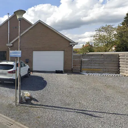 Peaceful Close To Airport With Parking *